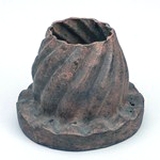 MARKK: C 3863. Untersatz aus Bronze mit Ritzverzierungen