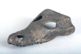 MARKK: C 3954. Hüftanhänger mit Krokodilkopf aus Bronze