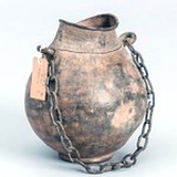 MARKK: C 4046. Bronzegefäß mit Tragekette
